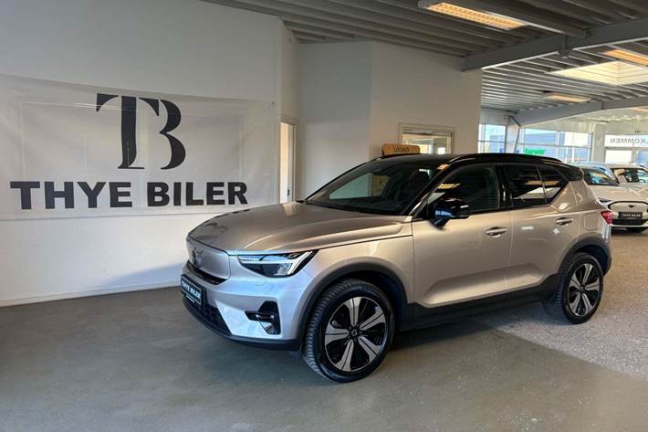 Sølv Volvo XC40 fra 2023 set udefra