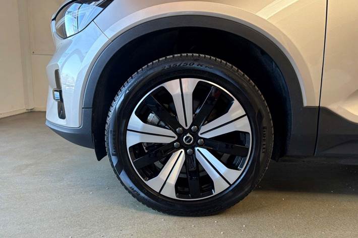 Sølv Volvo XC40 fra 2023