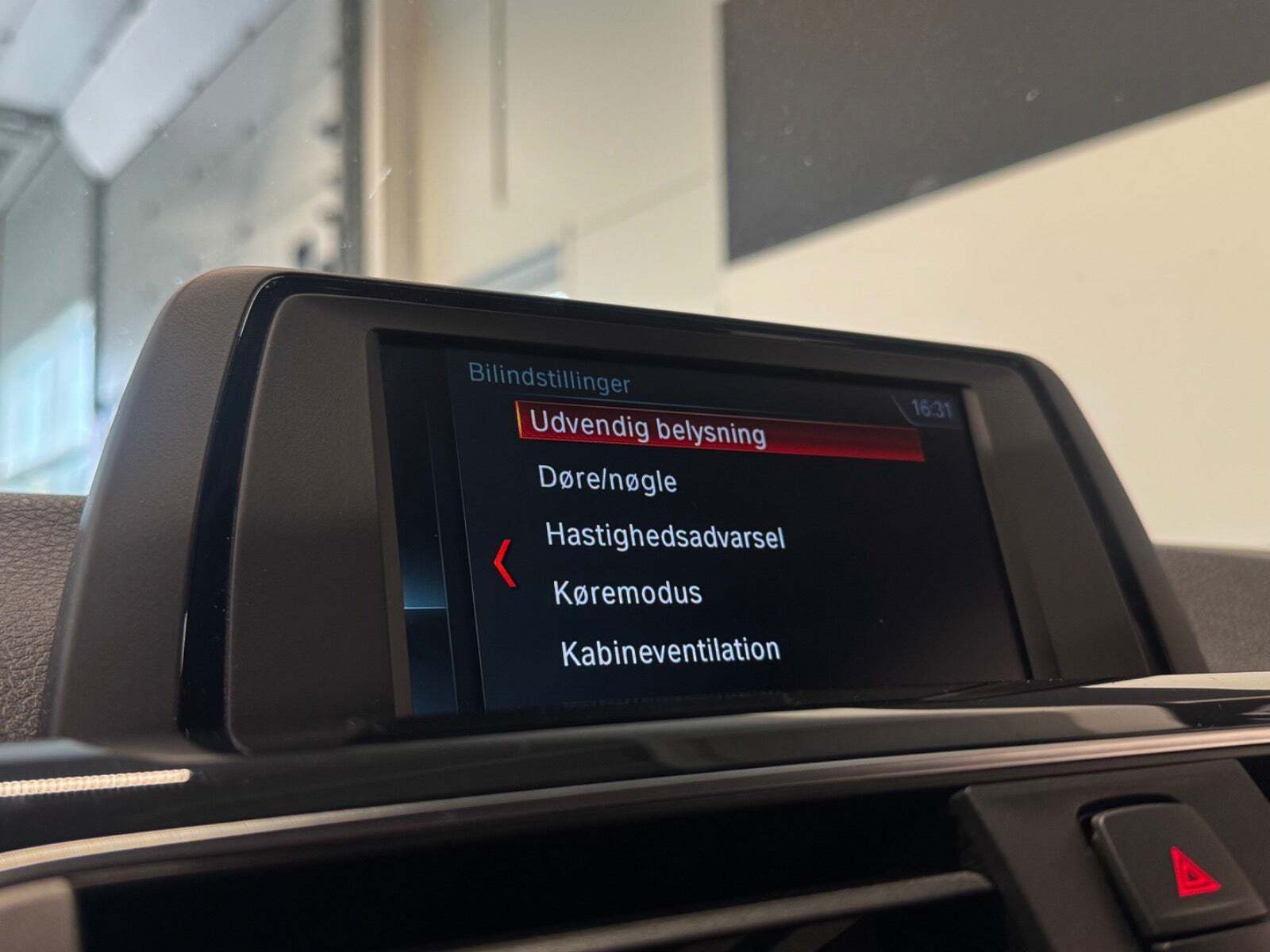 Hvid BMW 320i fra 2018