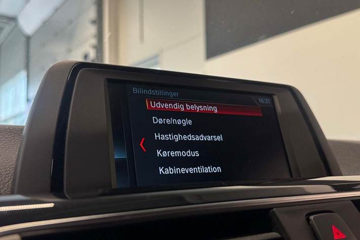 Hvid BMW 320i fra 2018