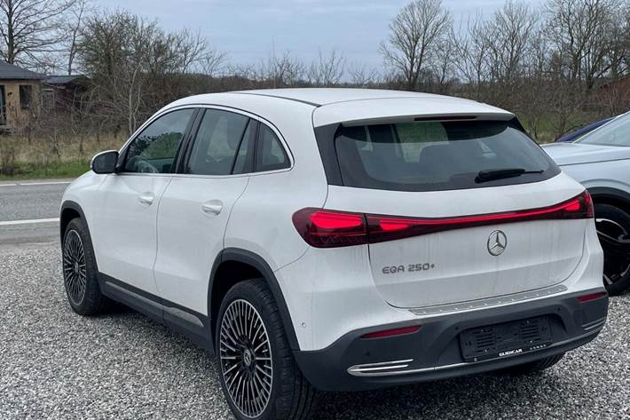 Hvid Mercedes EQA250+ fra 2024
