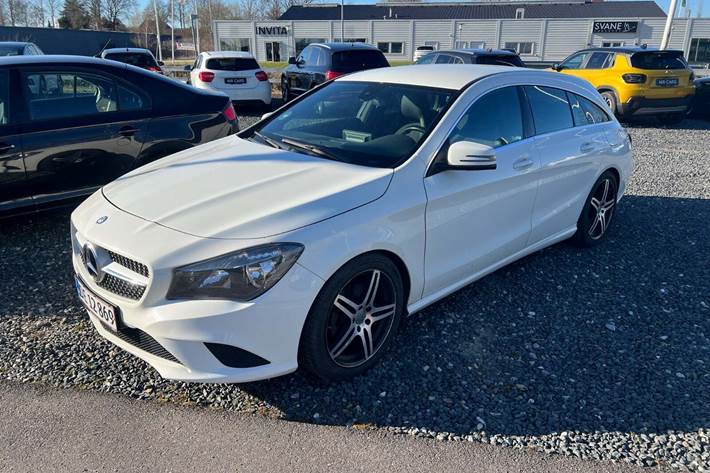 Grøn Mercedes CLA200 d fra 2016 set udefra