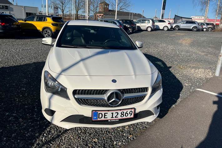 Grøn Mercedes CLA200 d fra 2016 set udefra