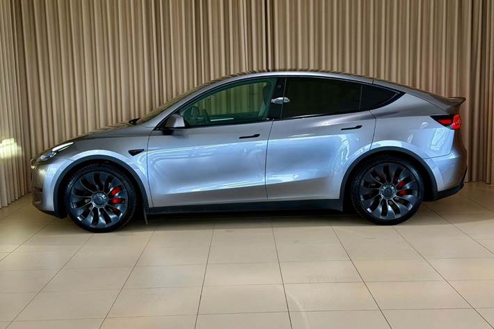 Sølv Tesla Model Y fra 2023