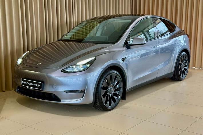 Sølv Tesla Model Y fra 2023