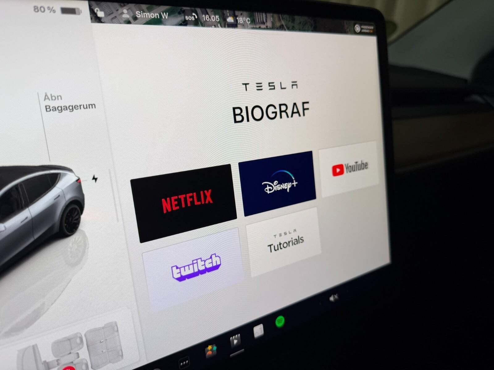 Sølv Tesla Model Y fra 2023