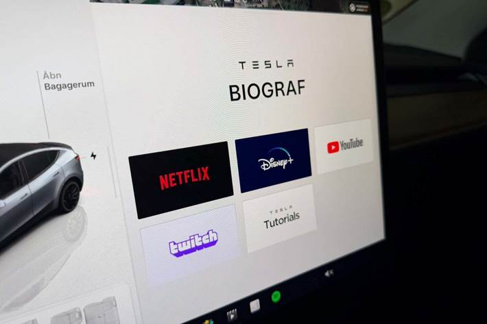 Sølv Tesla Model Y fra 2023