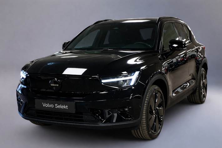 Sort Volvo EX40 fra 2025 set udefra