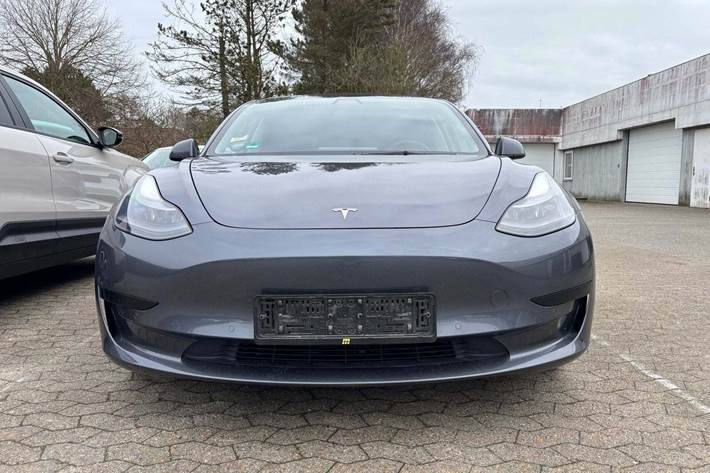 Grå Tesla Model 3 fra 2021