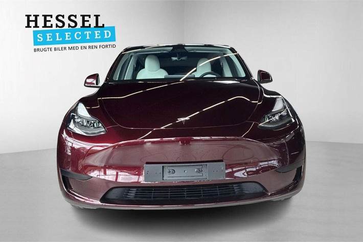 Rød Tesla Model Y fra 2023