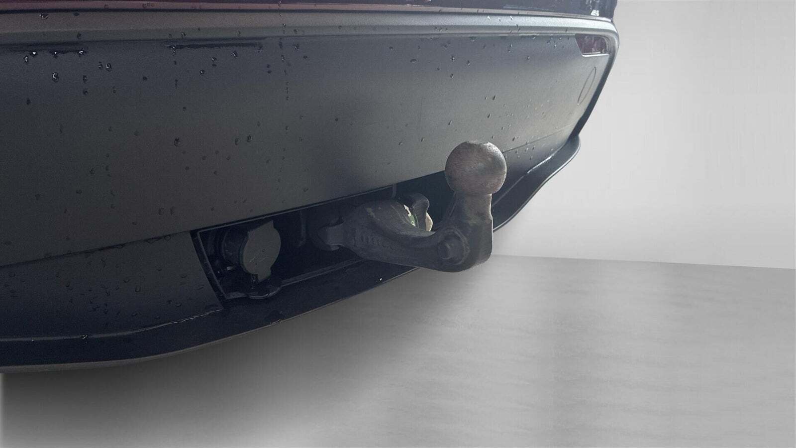 Rød Tesla Model Y fra 2023