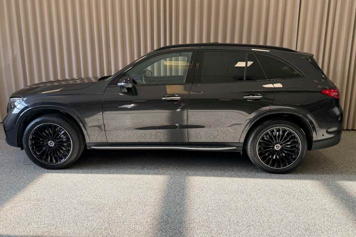 Grå Mercedes GLC300 e fra 2023