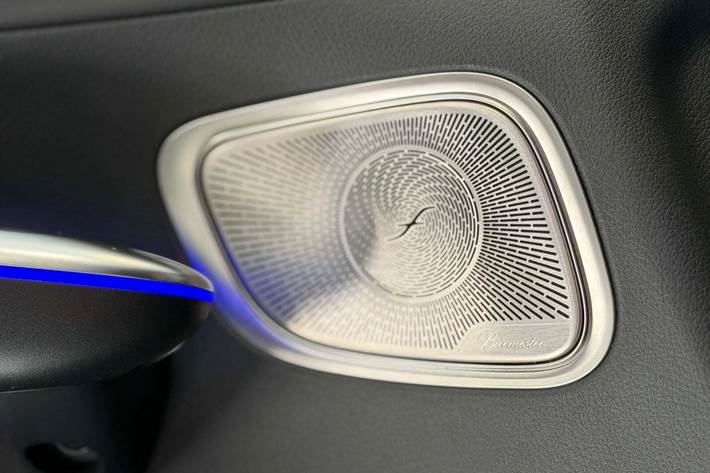 Grå Mercedes GLC300 e fra 2023