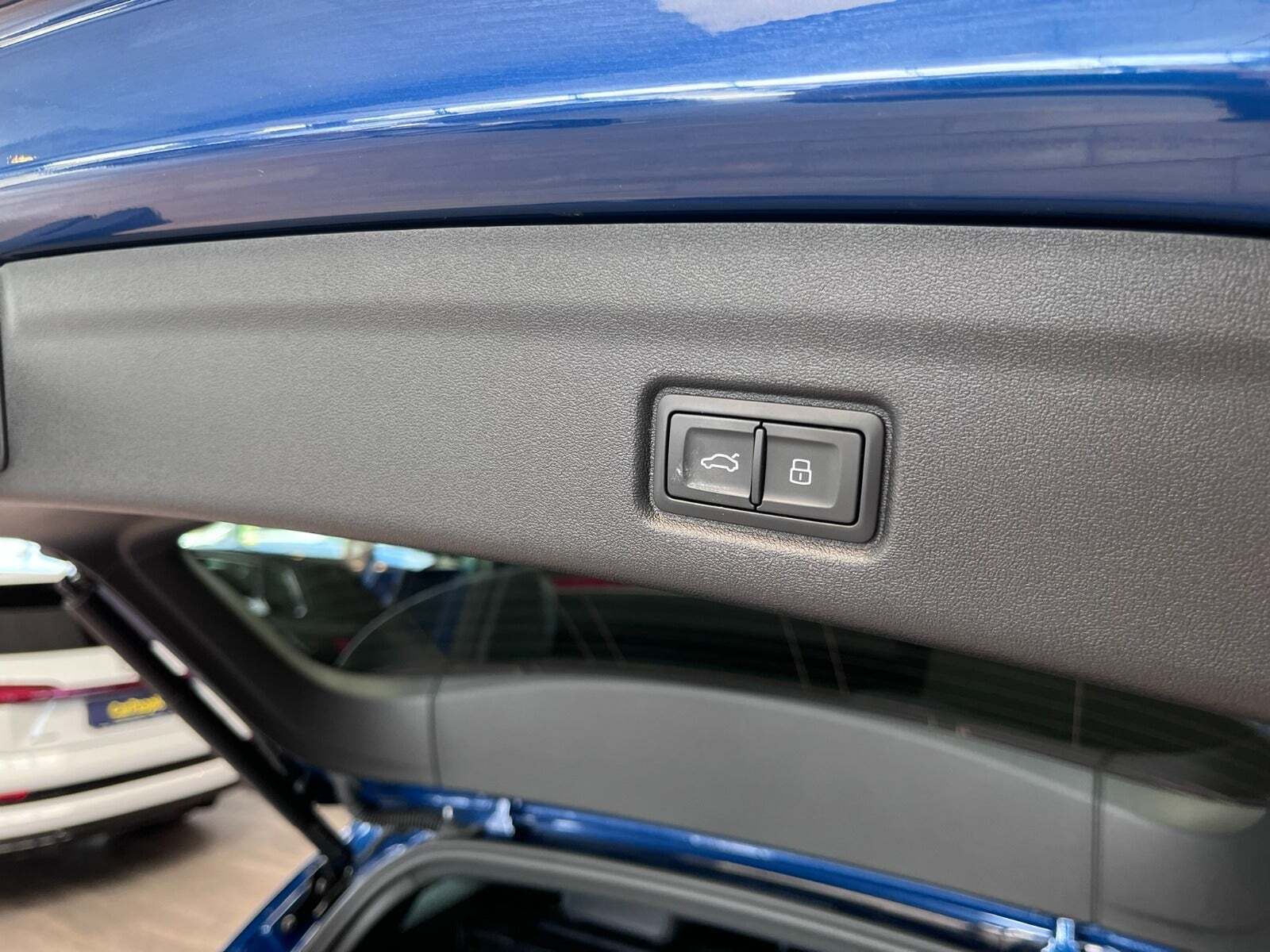 Rød Audi SQ6 e-tron fra 2024