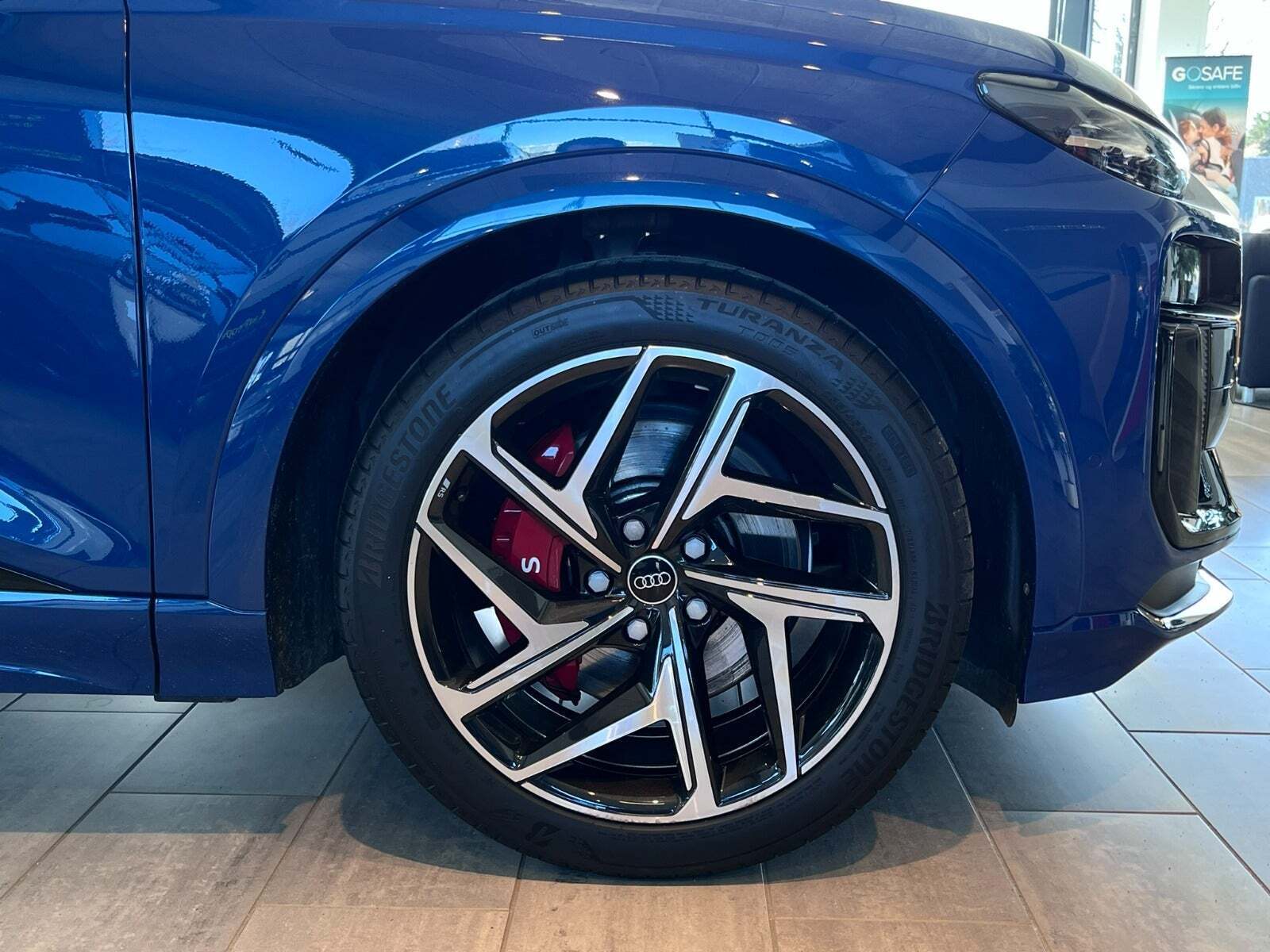 Blå Audi SQ6 e-tron fra 2024