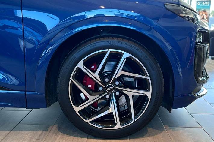 Blå Audi SQ6 e-tron fra 2024