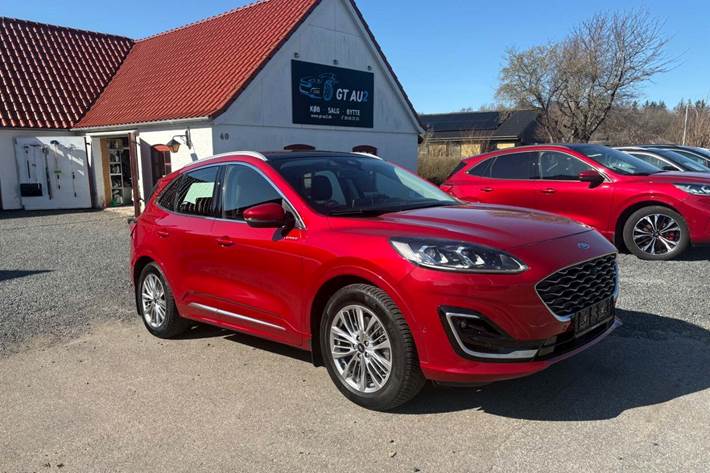 Rød Ford Kuga fra 2020 set udefra