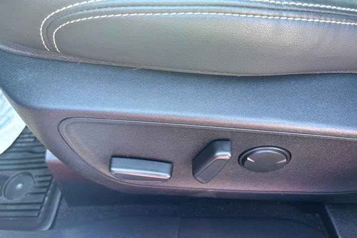 Rød Ford Kuga fra 2020