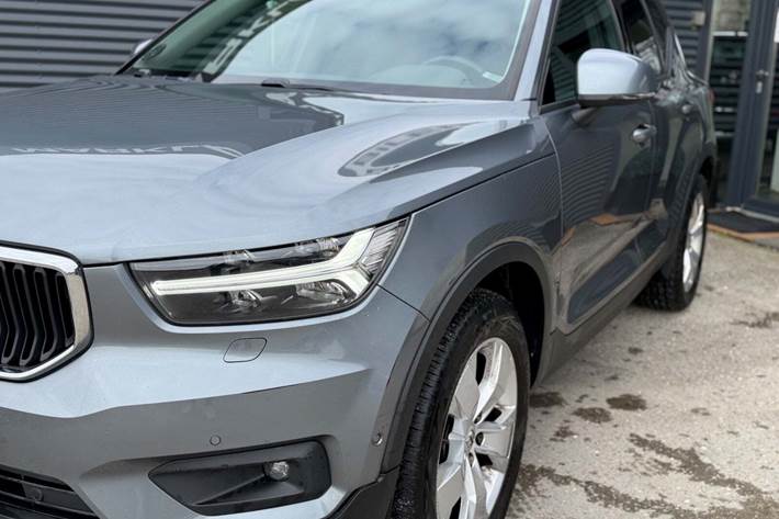 Grå Volvo XC40 fra 2018
