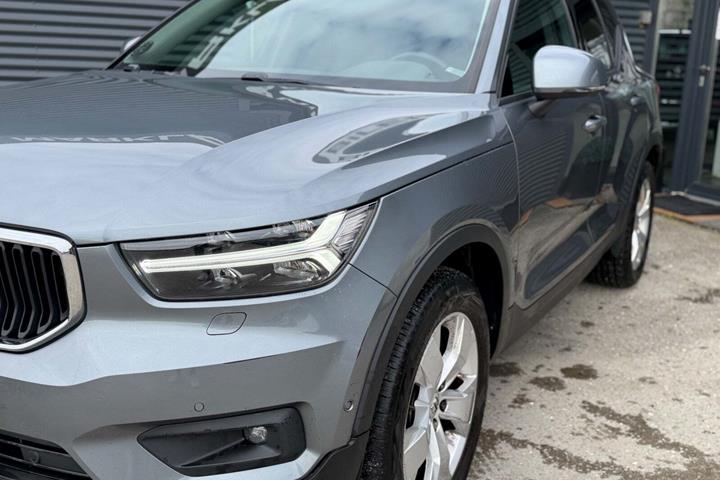 Grå Volvo XC40 fra 2018
