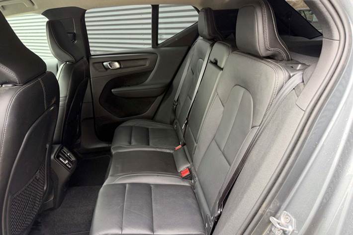 Grå Volvo XC40 fra 2018