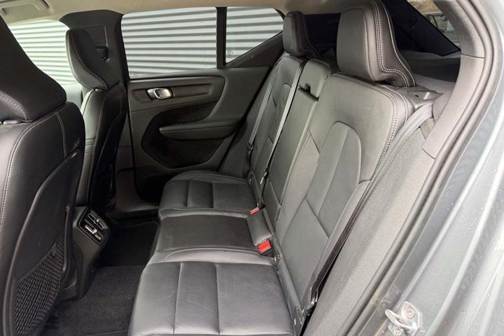 Grå Volvo XC40 fra 2018