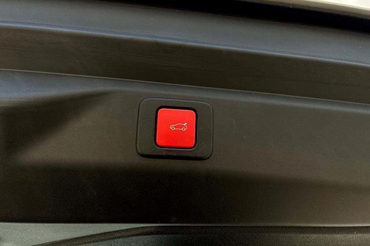 Hvid Peugeot e-3008 fra 2025