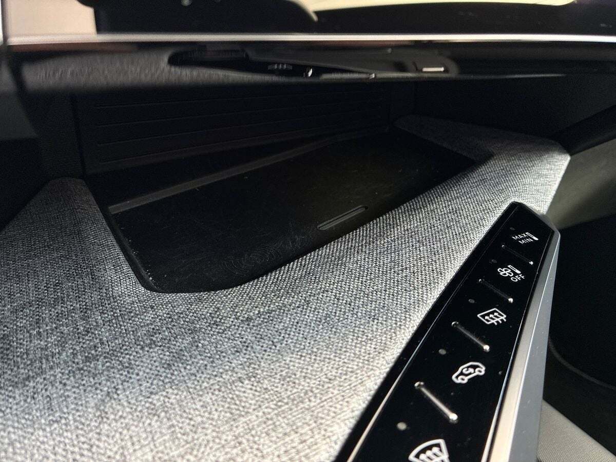 Hvid Peugeot e-3008 fra 2025