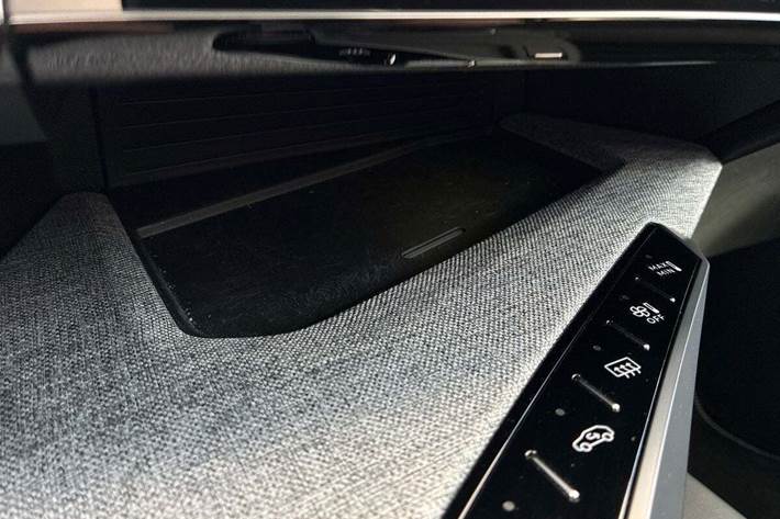 Hvid Peugeot e-3008 fra 2025