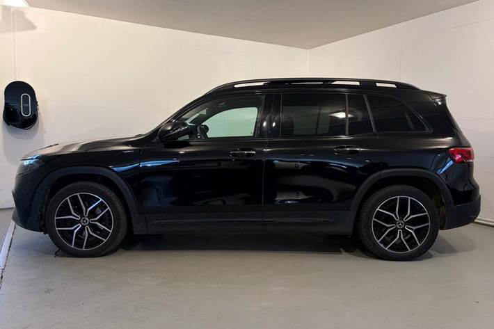Sort Mercedes EQB300 fra 2022