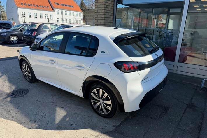 Hvid Peugeot e-208 fra 2023
