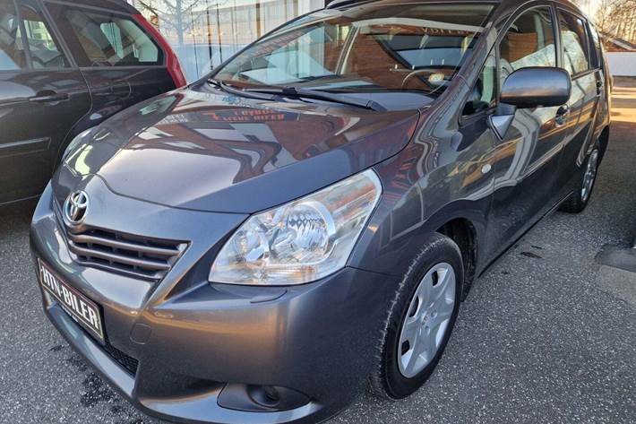 Grå Toyota Verso fra 2010