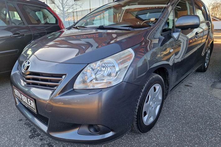 Grå Toyota Verso fra 2010