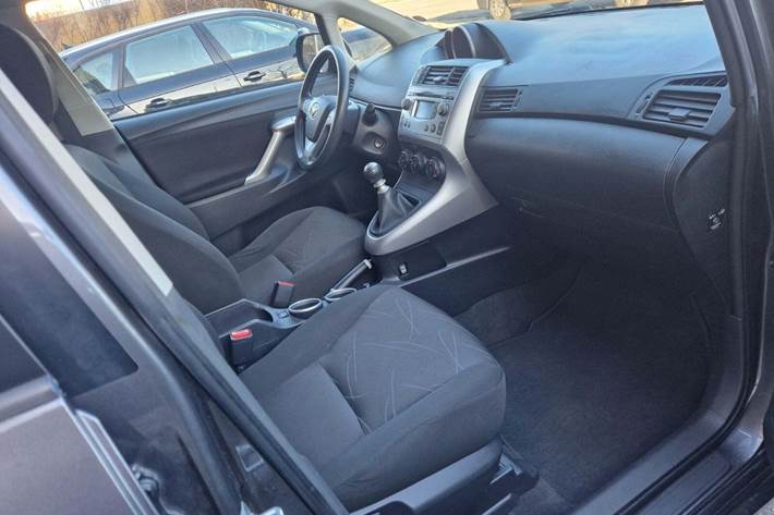 Grå Toyota Verso fra 2010