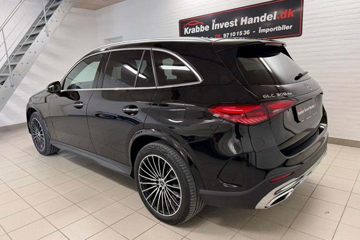 Sort Mercedes GLC300 de fra 2023