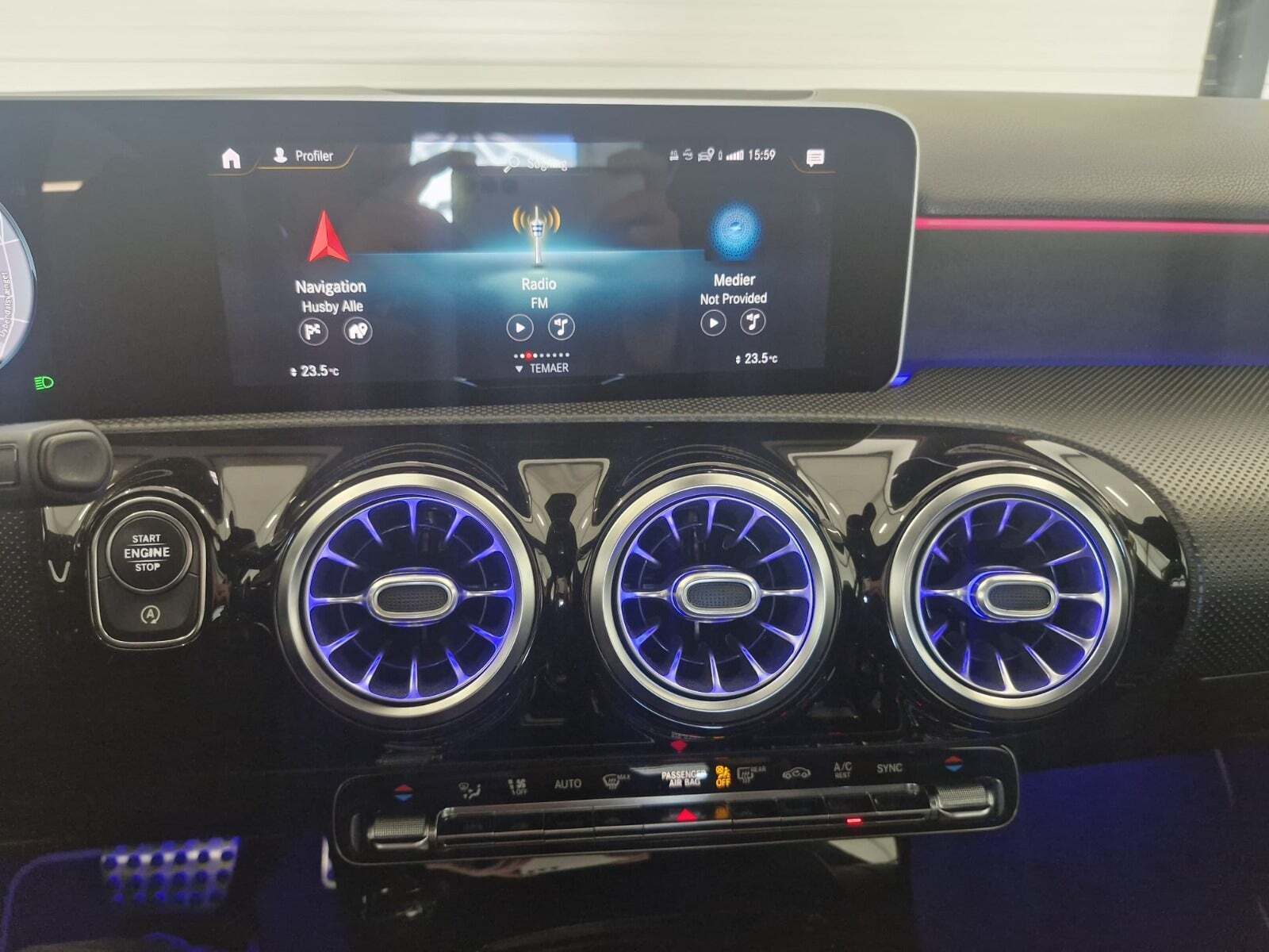 Gul Mercedes A200 fra 2019