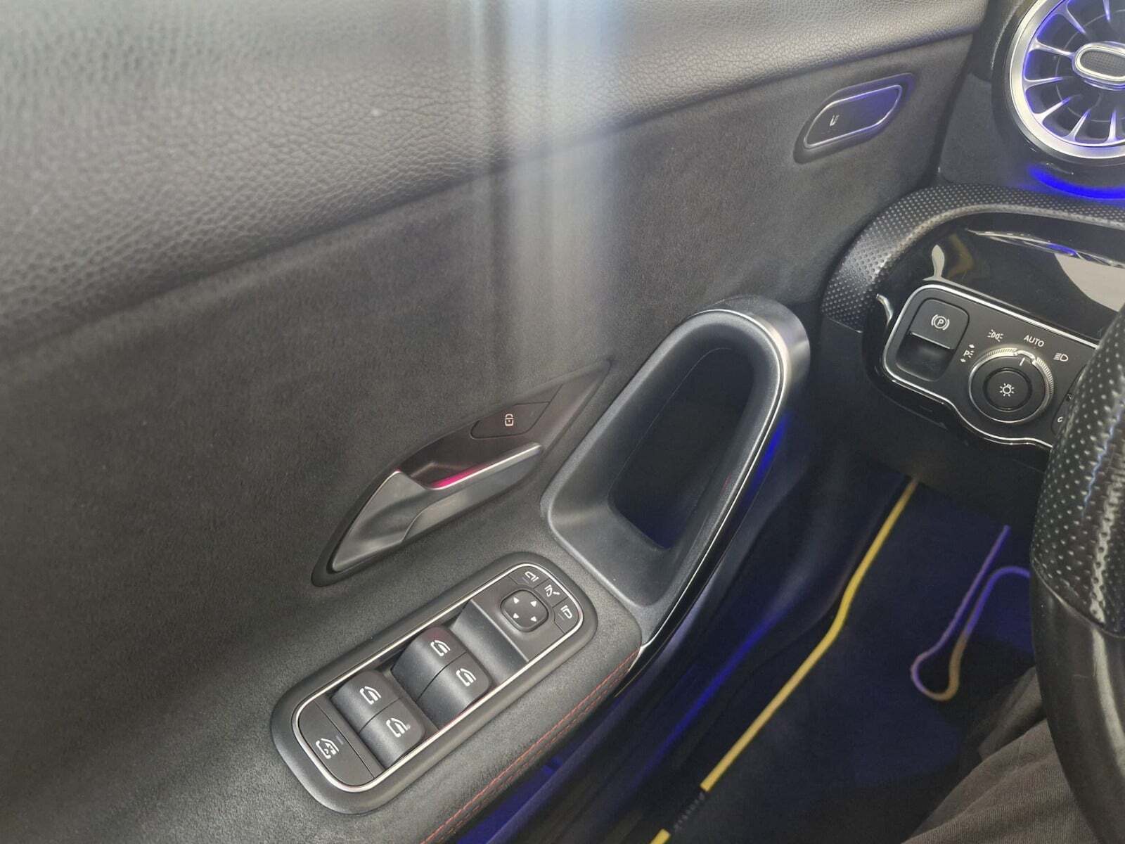 Gul Mercedes A200 fra 2019