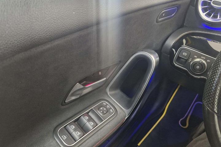 Gul Mercedes A200 fra 2019