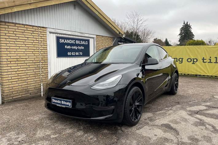Sort Tesla Model Y fra 2022