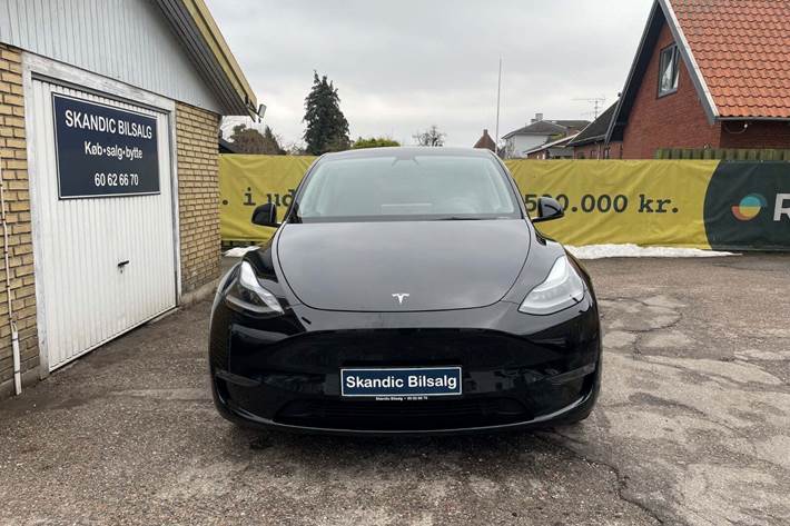 Sort Tesla Model Y fra 2022