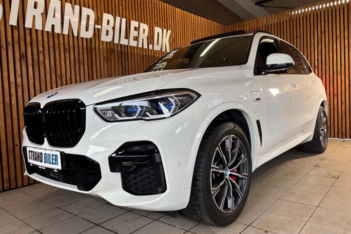 Hvid BMW X5 fra 2023 set udefra