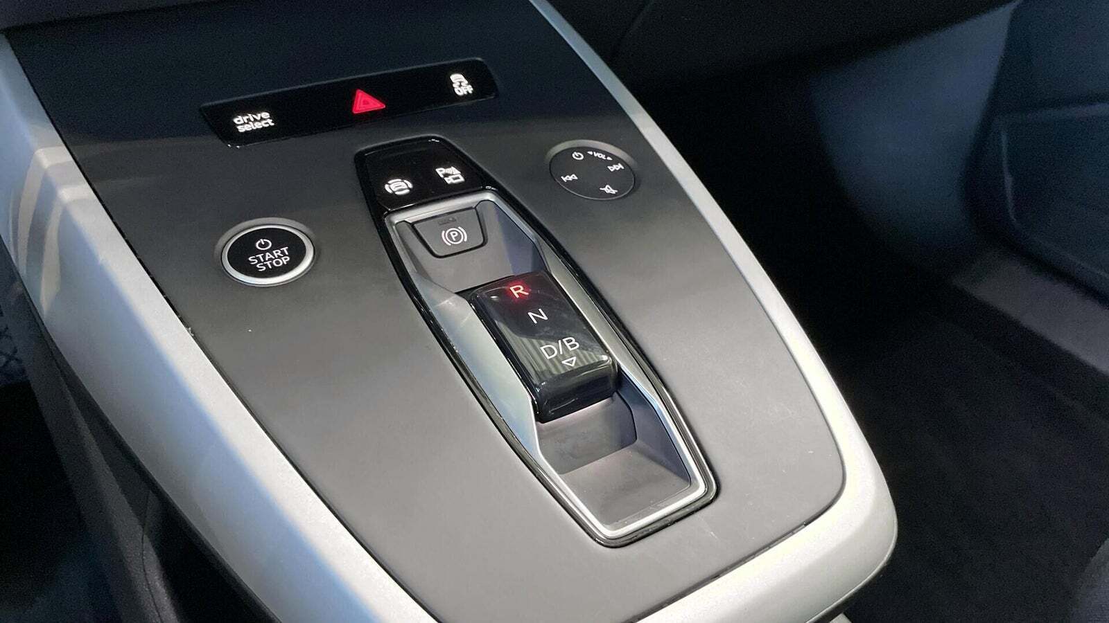 Grå Audi Q4 e-tron fra 2023