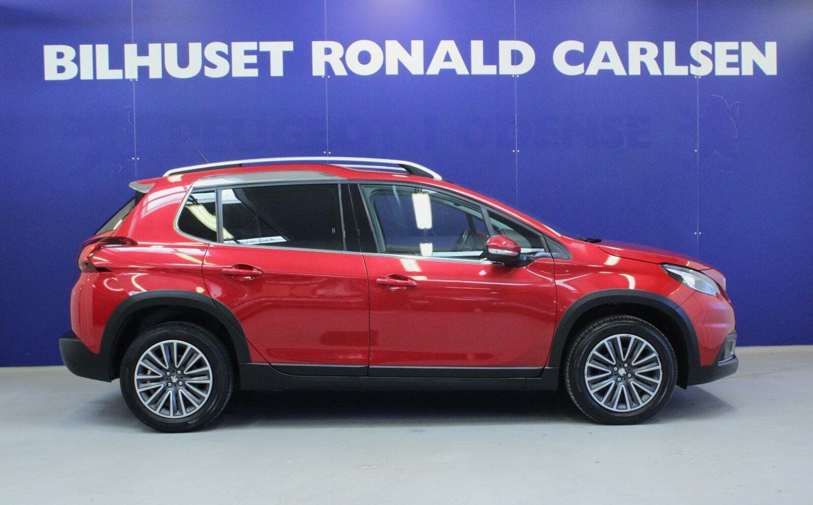 Rød Peugeot 2008 fra 2019