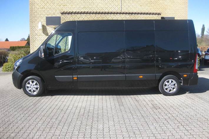 Sort Opel Movano fra 2021