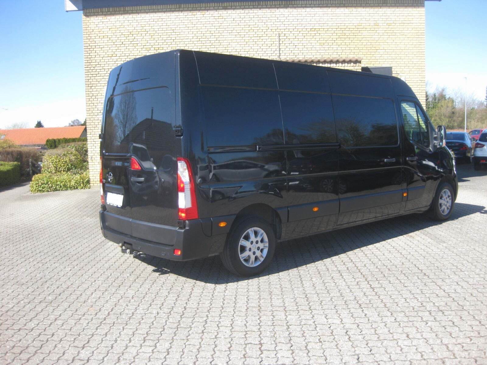 Sort Opel Movano fra 2021