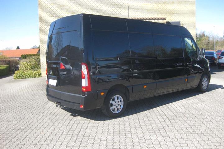 Sort Opel Movano fra 2021
