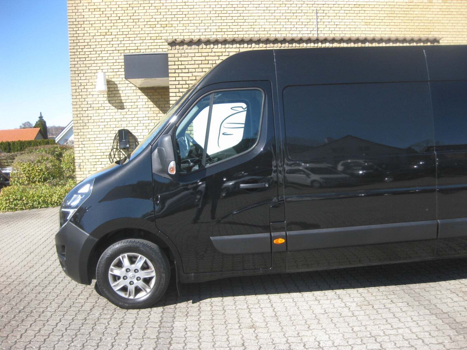 Sort Opel Movano fra 2021