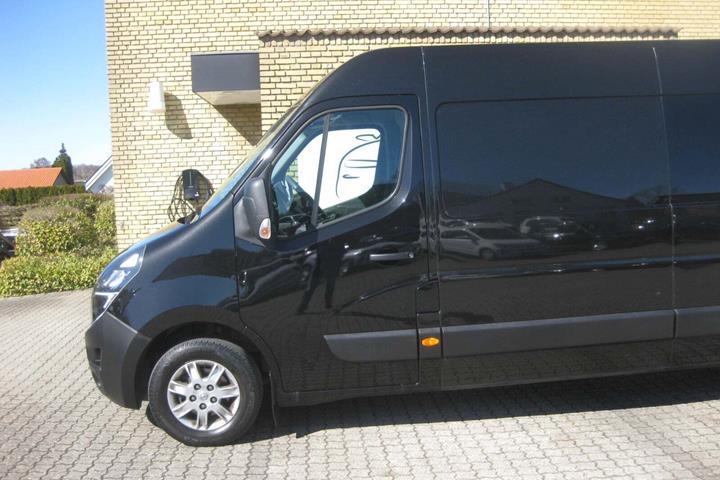 Sort Opel Movano fra 2021