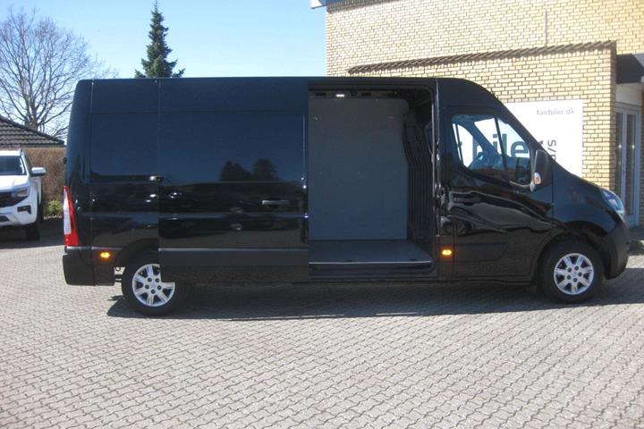Sort Opel Movano fra 2021