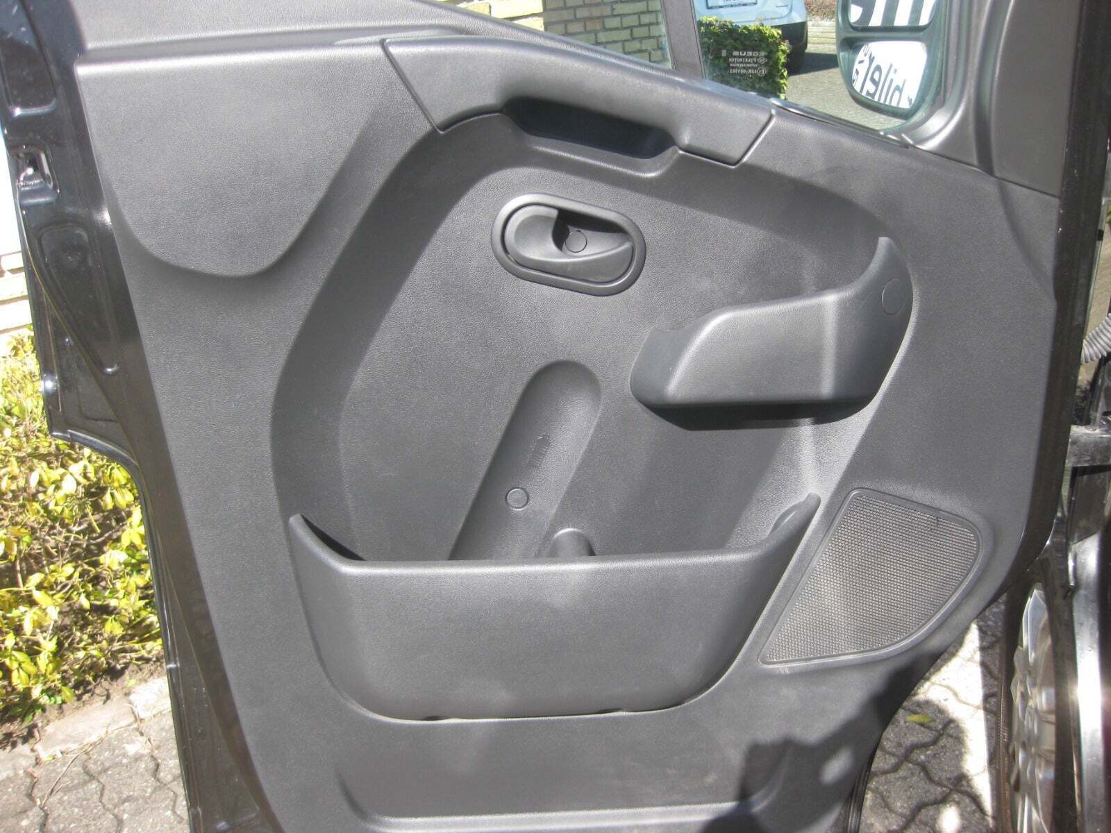 Sort Opel Movano fra 2021 set indefra